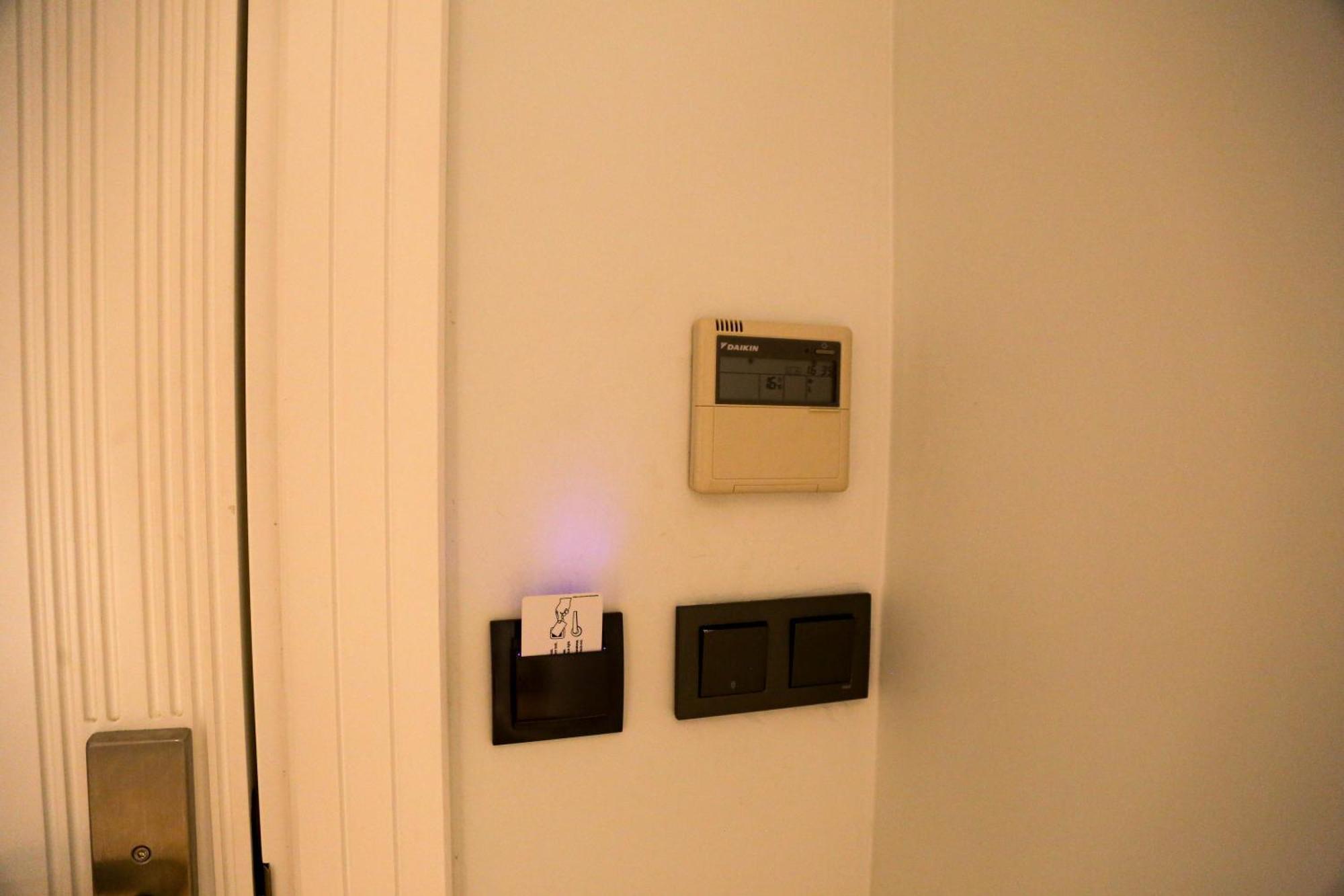 Axu Airport Hotel Arnavutkoy Экстерьер фото A Honeywell Home Thermostat