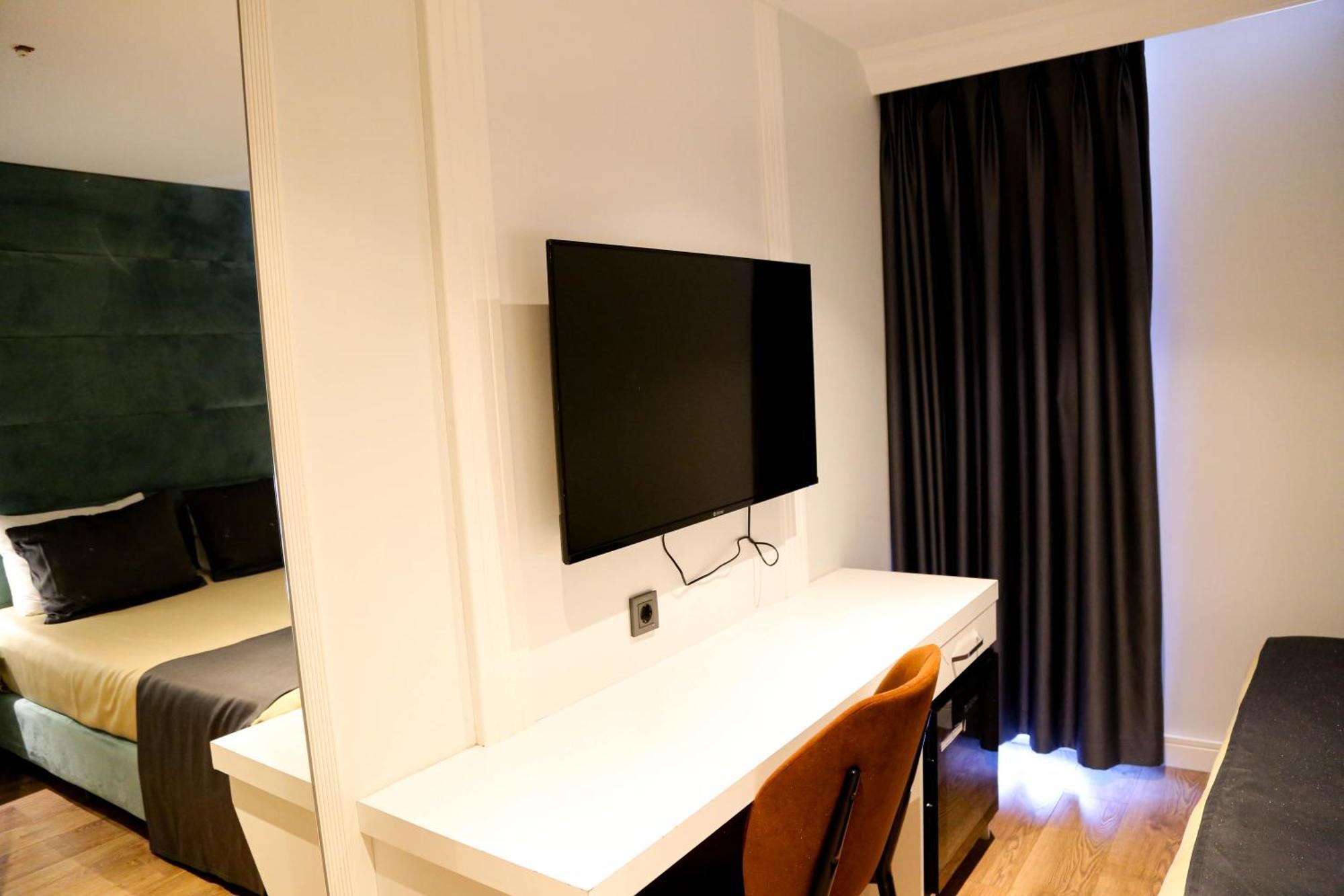 Axu Airport Hotel Arnavutkoy Экстерьер фото A room at the hotel