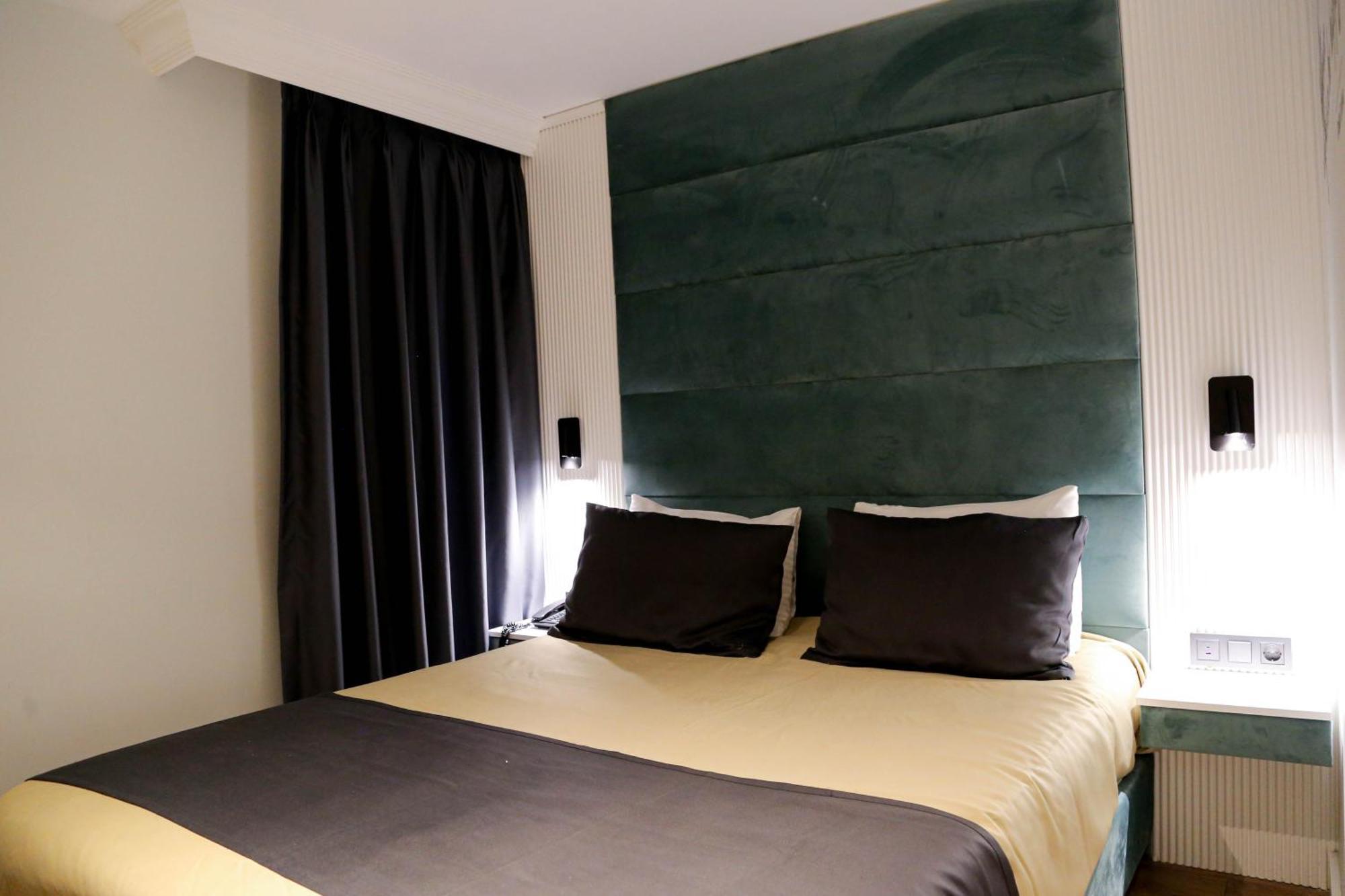 Axu Airport Hotel Arnavutkoy Экстерьер фото A room at the hotel
