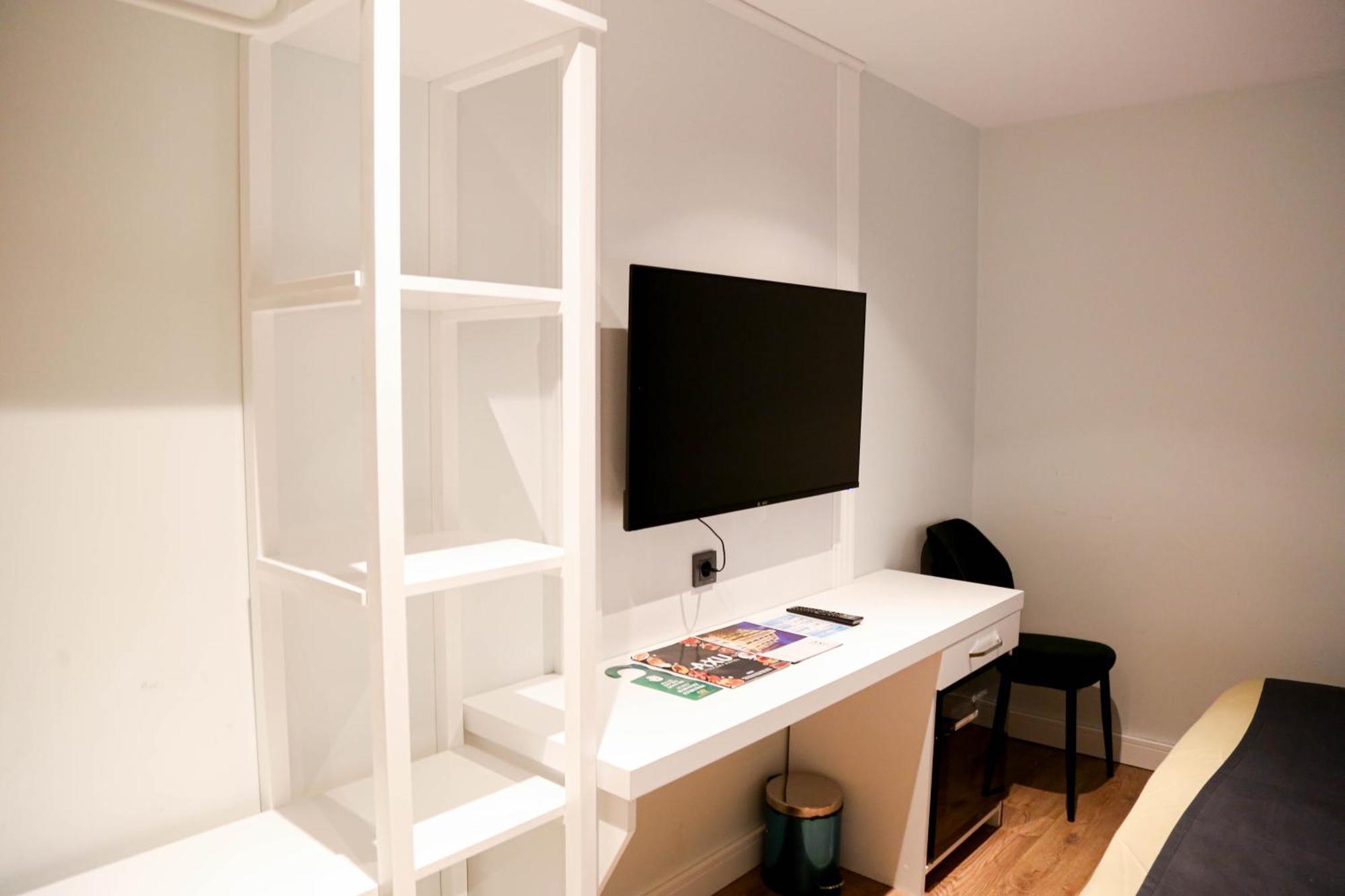 Axu Airport Hotel Arnavutkoy Экстерьер фото A room at the hotel