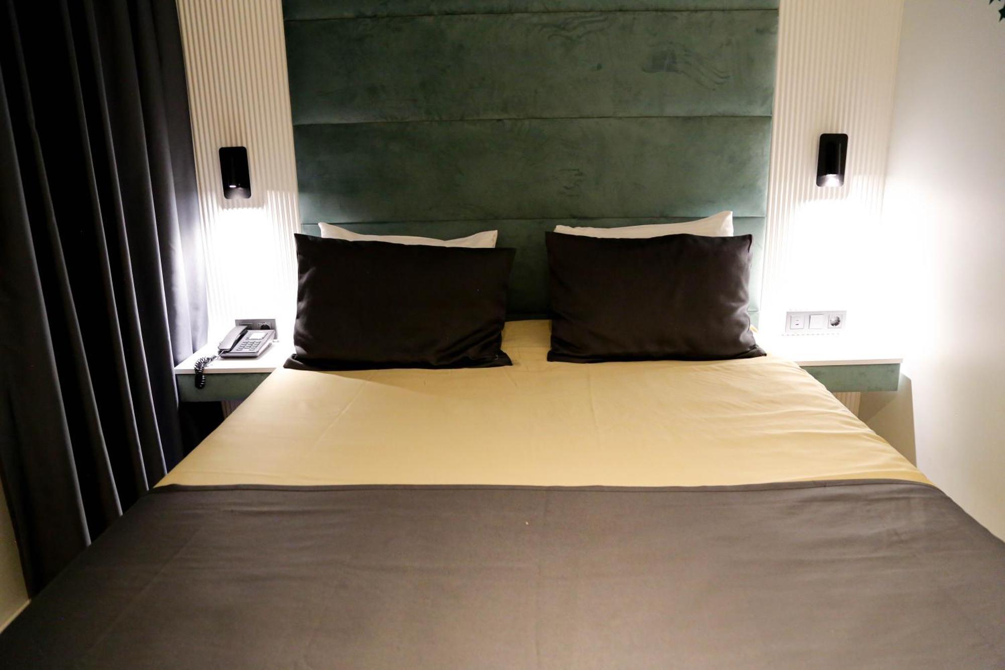 Axu Airport Hotel Arnavutkoy Экстерьер фото A bed