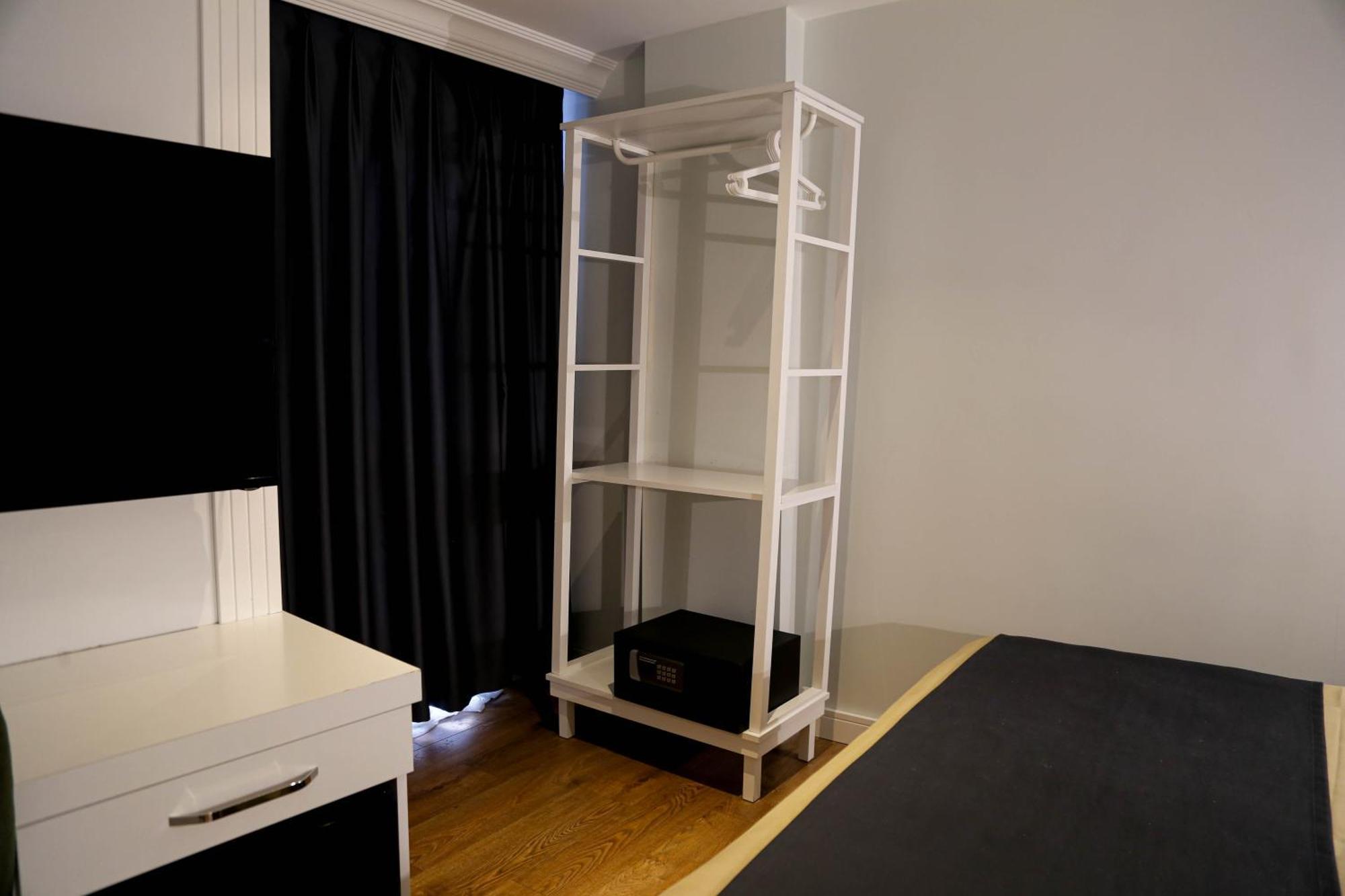 Axu Airport Hotel Arnavutkoy Экстерьер фото A coat rack