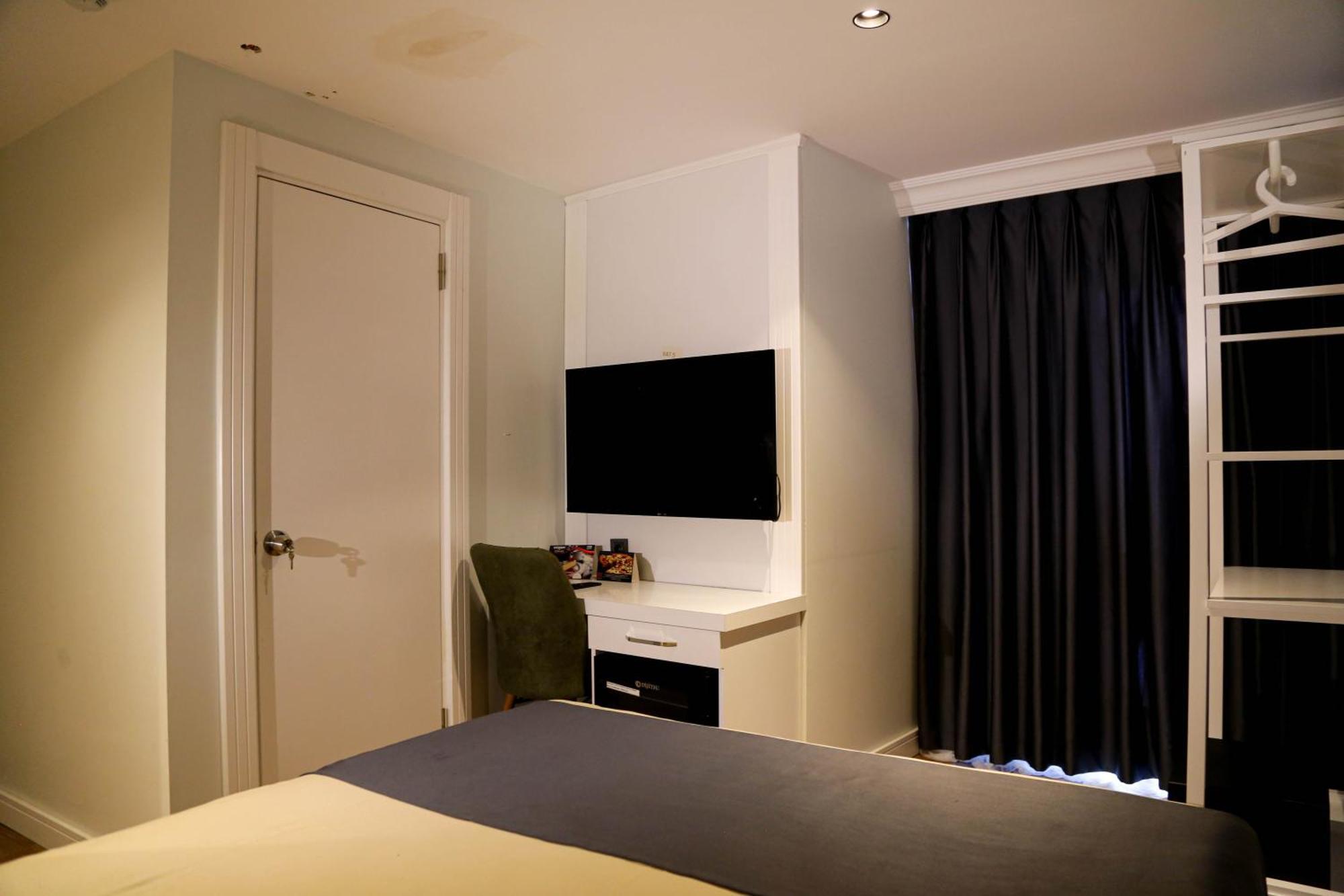 Axu Airport Hotel Arnavutkoy Экстерьер фото A room at the hotel