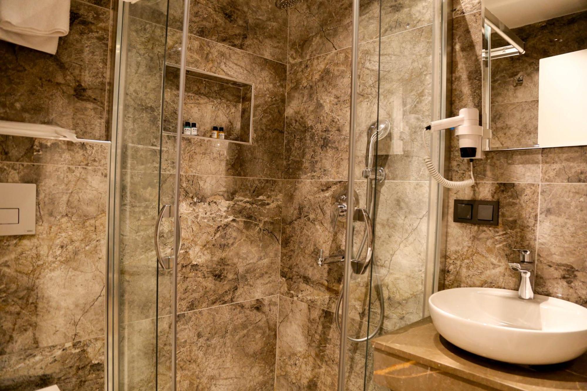 Axu Airport Hotel Arnavutkoy Экстерьер фото A shower enclosure