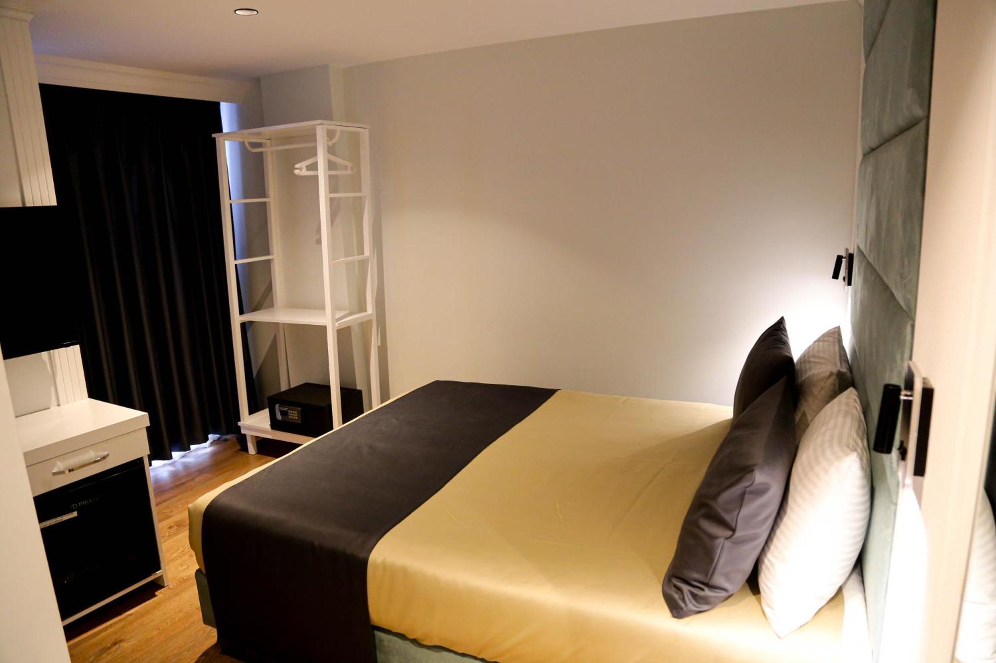 Axu Airport Hotel Arnavutkoy Экстерьер фото A room at the hotel