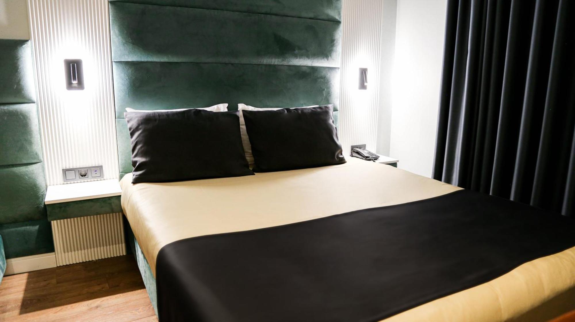 Axu Airport Hotel Arnavutkoy Экстерьер фото A bed with a bed runner
