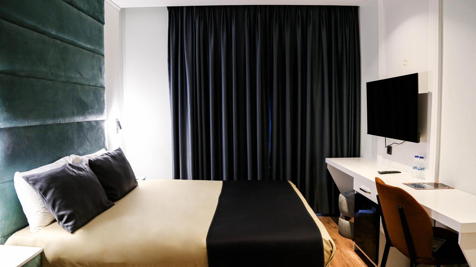 Axu Airport Hotel Arnavutkoy Экстерьер фото A room at the hotel